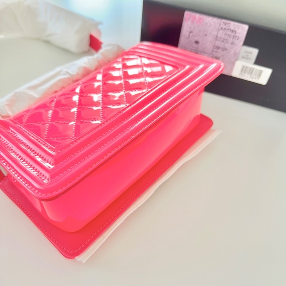 MINT 2017 CHANEL NEON PINK PATENT LEATHER SMALL BOY WITH ANTIQUED GOLD HARDWARE - Picture 4 of 7